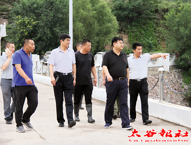 7月16日,县委副书记,县长刘伟,副县长石俊杰在水务部门负责人的陪同下