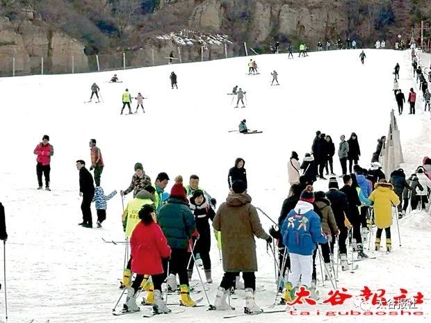 梅苑山庄滑雪场游客感受冰雪激情